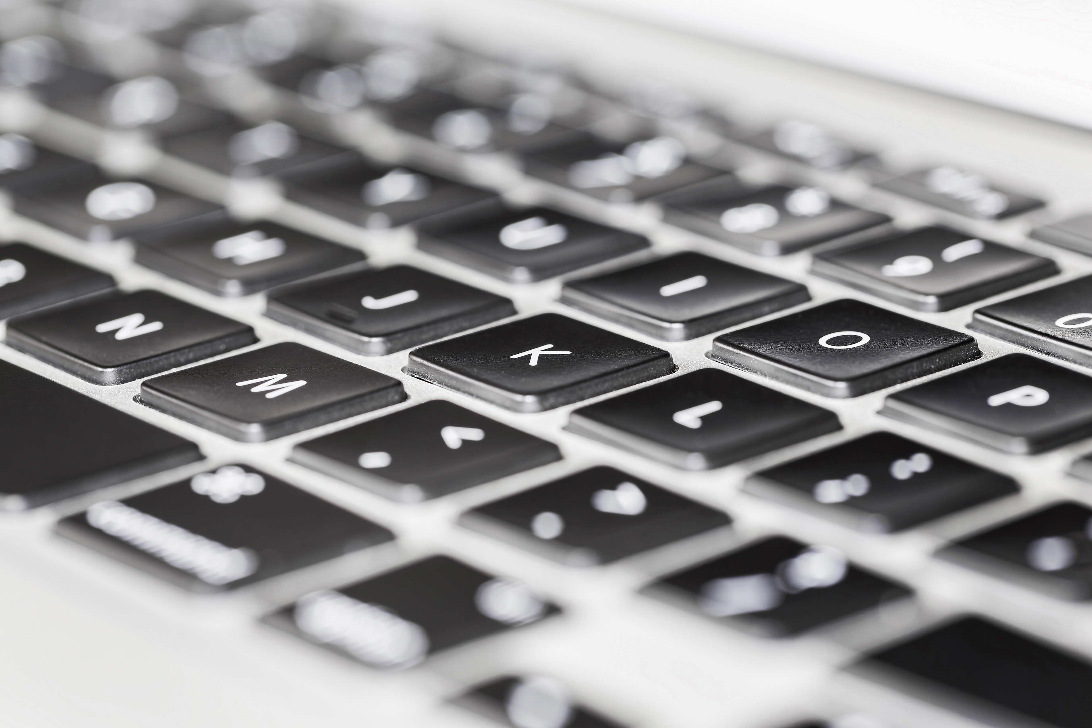 在PDF页面中间插入文件怎么做呢?如何在PDF页面中间插入文件？